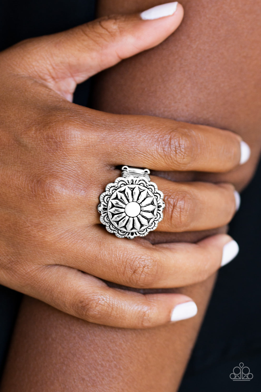 Daringly Daisy - White Ring