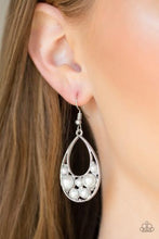 Load image into Gallery viewer, Pearl Pop - White earring

